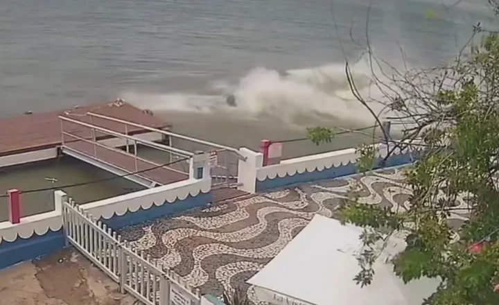 Momento do colapso do antigo píer do Iate Clube no Rio Sergipe, em Aracaju
