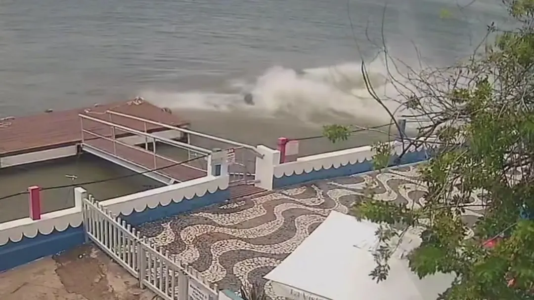 Momento do colapso do antigo píer do Iate Clube no Rio Sergipe, em Aracaju