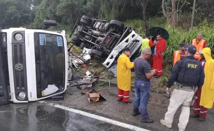 MOTORISTA FICA FERIDO APÓS CAMINHÃO TOMBAR NA BR-101, EM ROSÁRIO DO CATETE