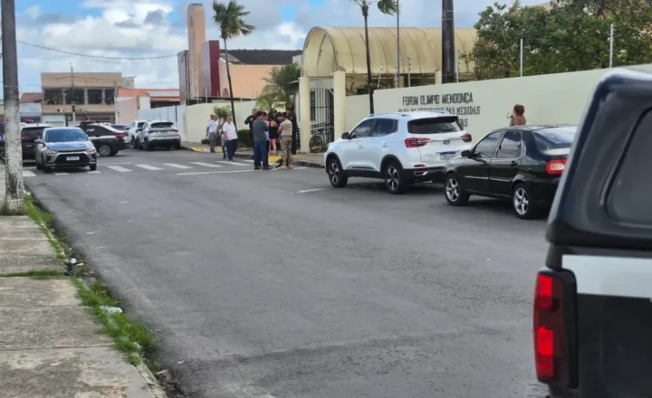 ADVOGADO E CLIENTE SÃO BALEADOS NA PORTA DE FÓRUM EM ARACAJU
