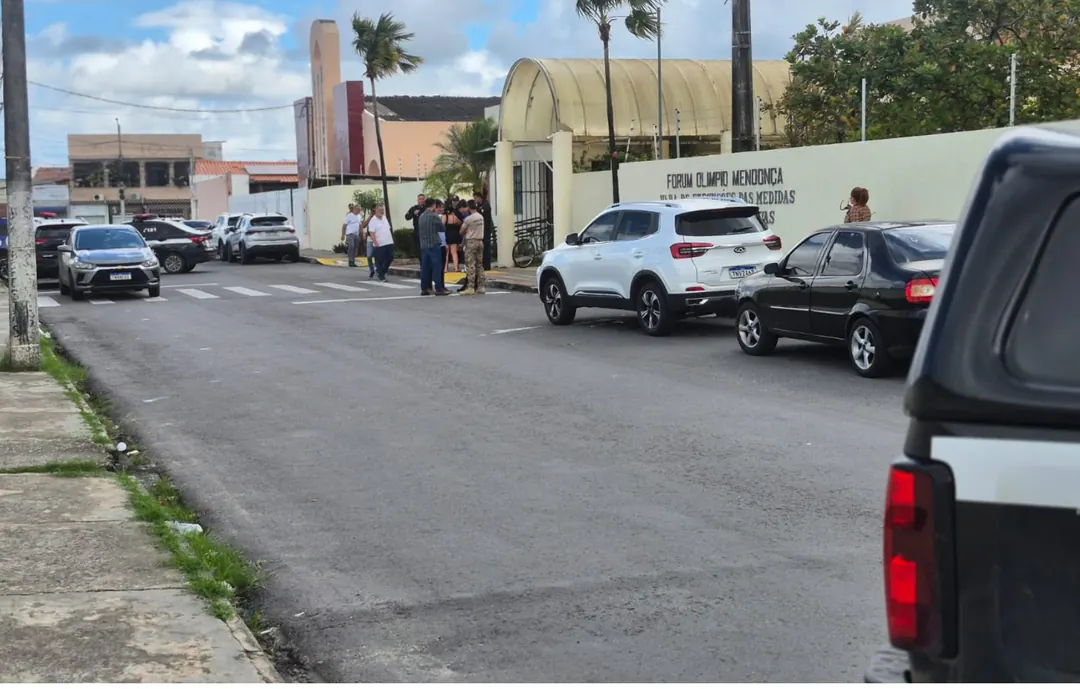 ADVOGADO E CLIENTE SÃO BALEADOS NA PORTA DE FÓRUM EM ARACAJU