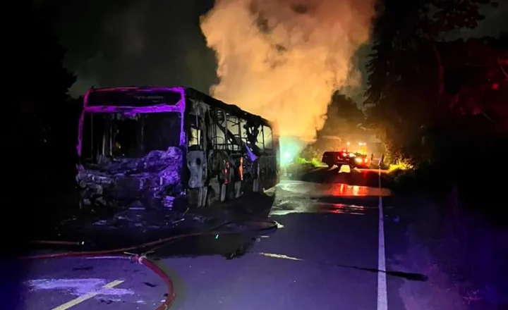 Ônibus destruído pelo incêndio na Rodovia João Bebe Água, em São Cristóvão