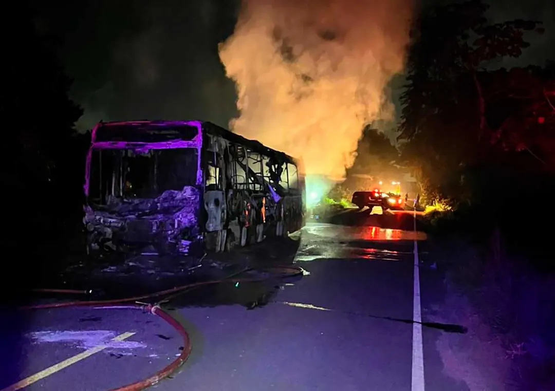 Ônibus destruído pelo incêndio na Rodovia João Bebe Água, em São Cristóvão