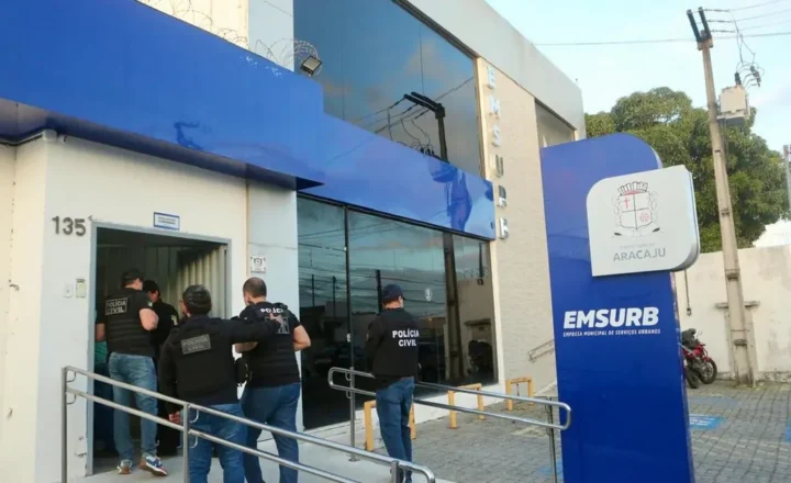 Policiais durante diligências da Operação Histograma em Sergipe