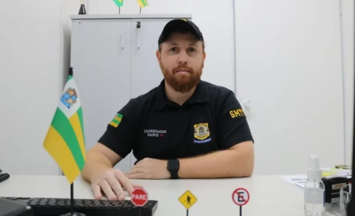 Agente e operação de trânsito da SMTT de Aracaju em ação de mobilidade urbana