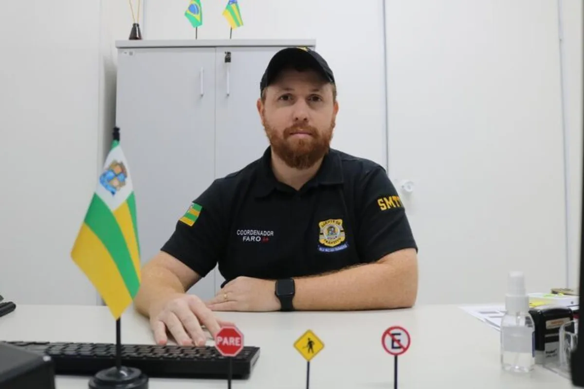 Agente e operação de trânsito da SMTT de Aracaju em ação de mobilidade urbana