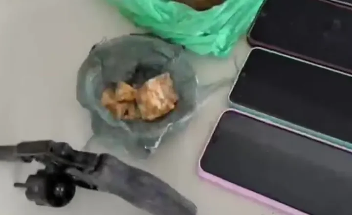 Imagem recebida pela reportagem mostra itens apresentados após a operação policial