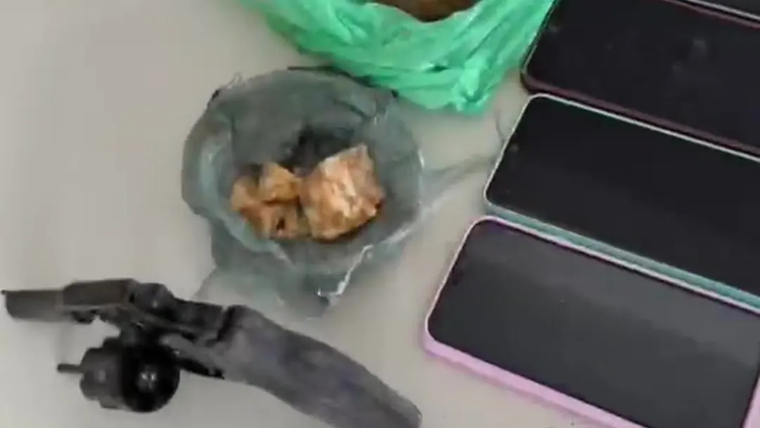 Imagem recebida pela reportagem mostra itens apresentados após a operação policial