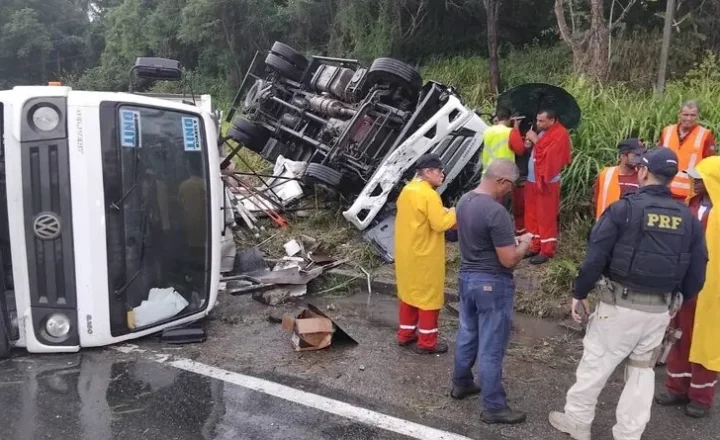 Motorista fica ferido após caminhão tombar na BR-101, em Rosário do Catete