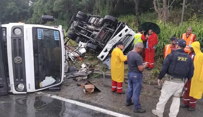 Motorista fica ferido após caminhão tombar na BR-101, em Rosário do Catete