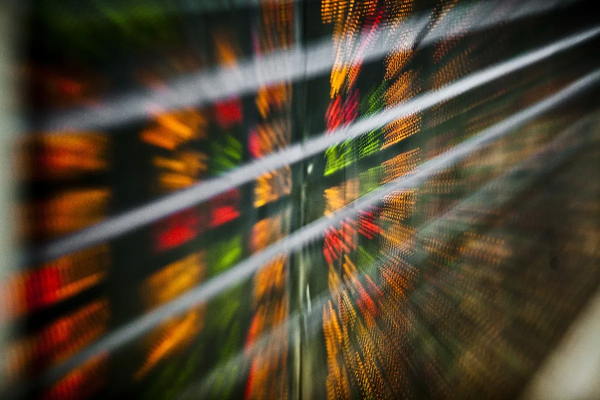 Ibovespa tem dia volátil, mas se recupera e engata a 8ª sessão consecutiva de alta com apoio da Petrobras - Valor Econômico