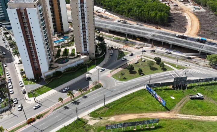 Trânsito no acesso à Avenida Tancredo Neves, em Aracaju