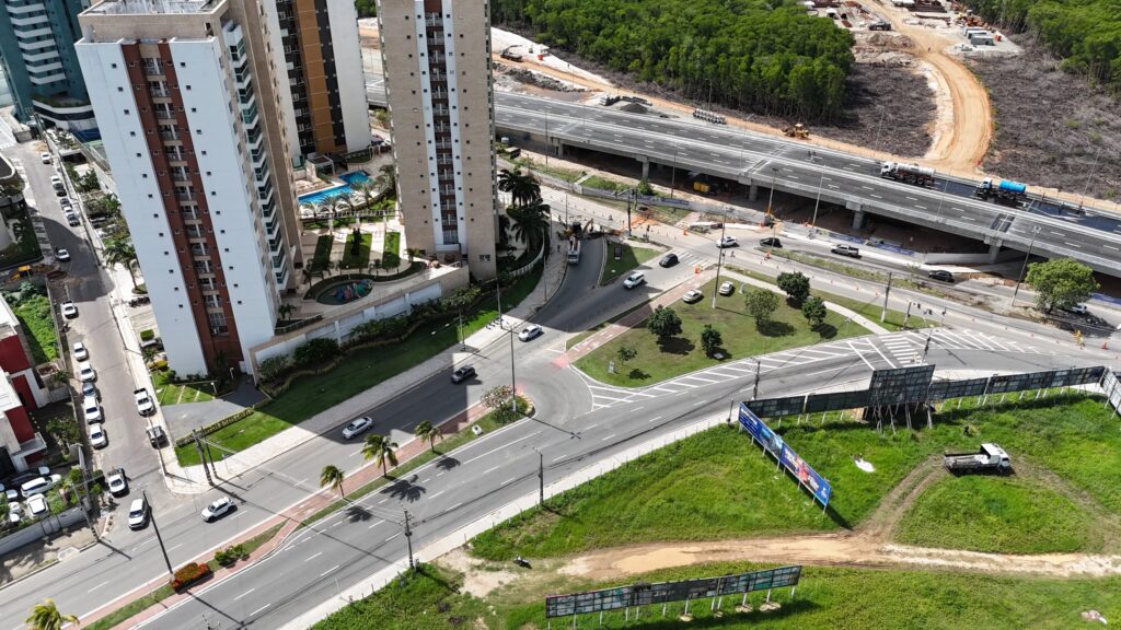 Trânsito no acesso à Avenida Tancredo Neves, em Aracaju