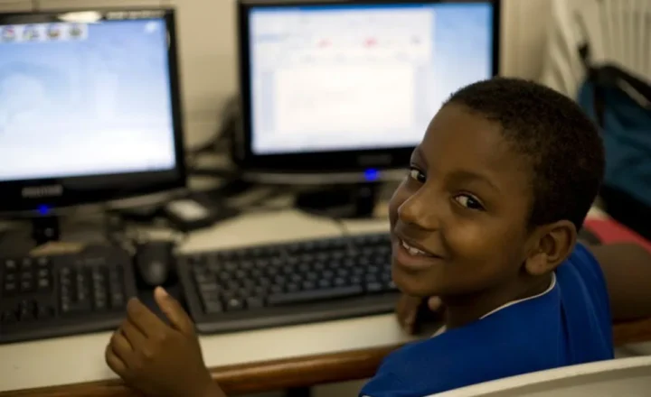 80% das escolas públicas estão conectadas com wi-fi e velocidade adequada, aponta levantamento