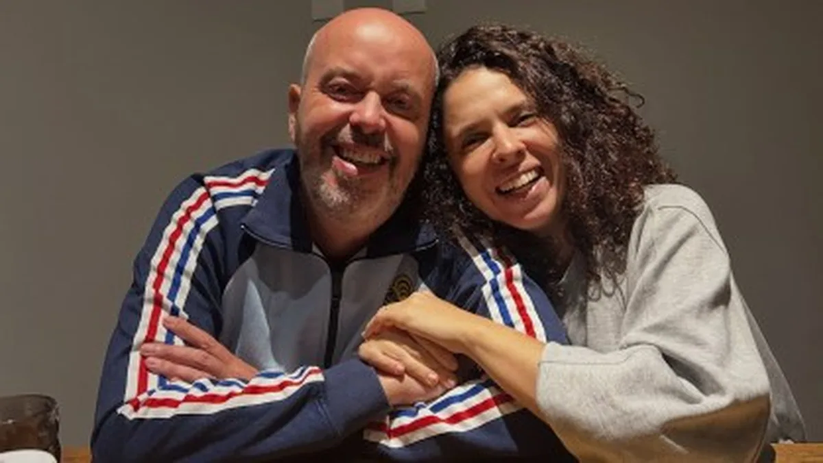 Escobar publica fotos com a família e amigos