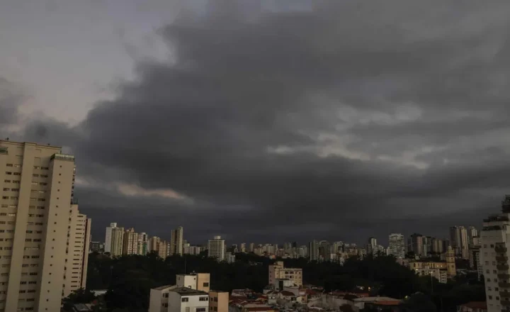 Nuvens carregadas em SP