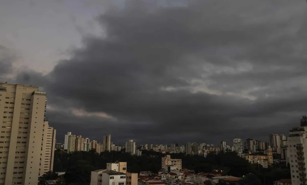 Nuvens carregadas em SP