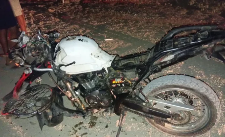 COLISÃO ENTRE TRÊS MOTOS DEIXA DOIS MORTOS EM ITABAIANINHA