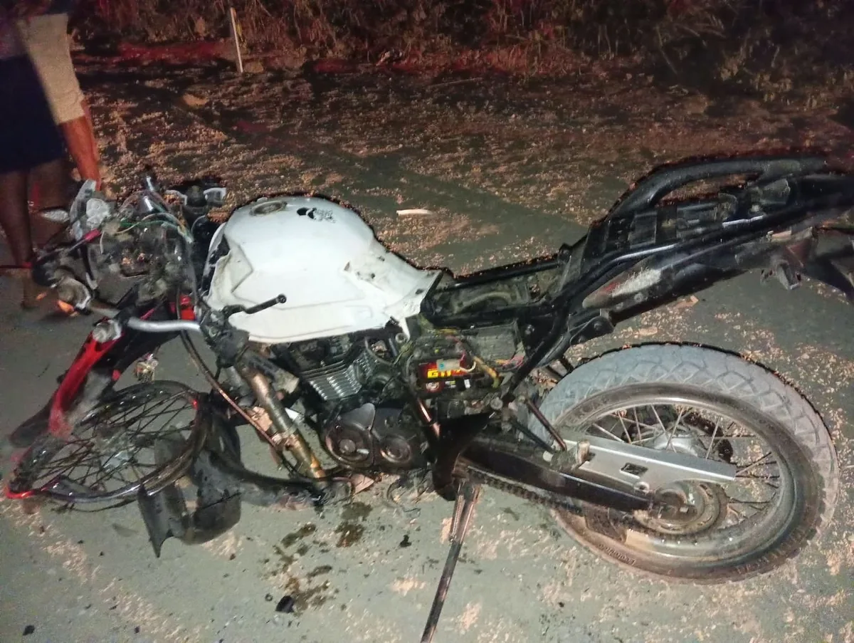 COLISÃO ENTRE TRÊS MOTOS DEIXA DOIS MORTOS EM ITABAIANINHA