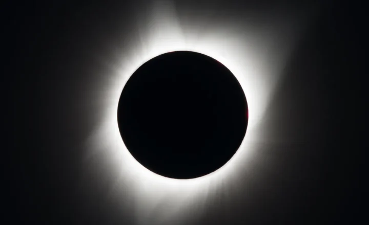 Eclipse solar raro vai escurecer 8 países por mais de 6 minutos; veja quando - Exame