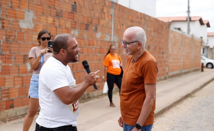 Edvaldo Nogueira percorre ruas do Santa Maria e é recebido com festa por moradores que tiveram suas vidas transformadas