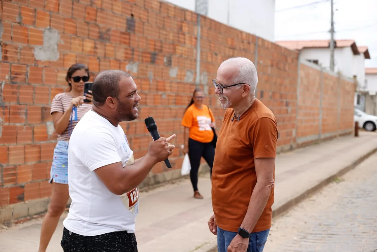 Edvaldo Nogueira percorre ruas do Santa Maria e é recebido com festa por moradores que tiveram suas vidas transformadas