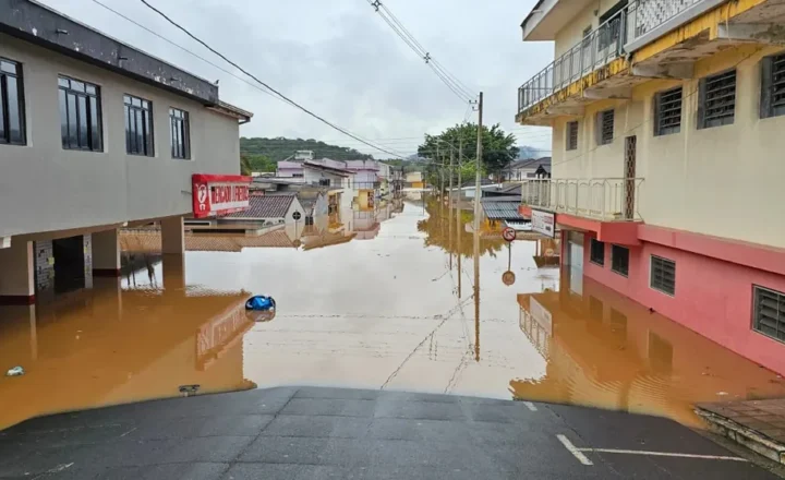 Enchentes atingem quatro estados; Paraná soma mais de 20 mil afetados e Eldorado fica parcialmente submersa