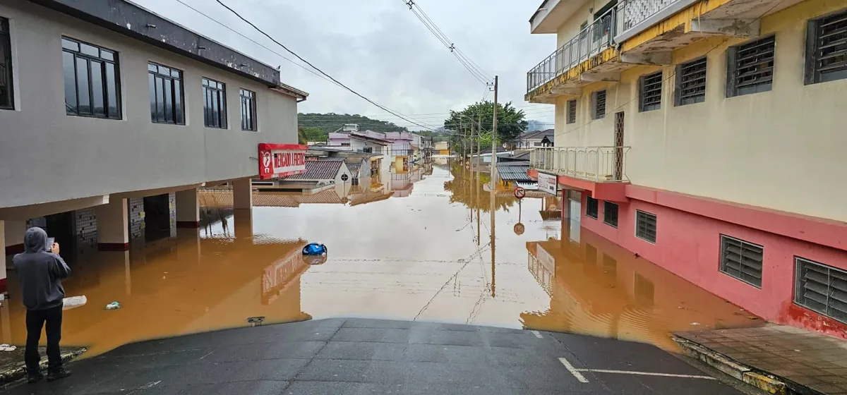 Enchentes atingem quatro estados; Paraná soma mais de 20 mil afetados e Eldorado fica parcialmente submersa