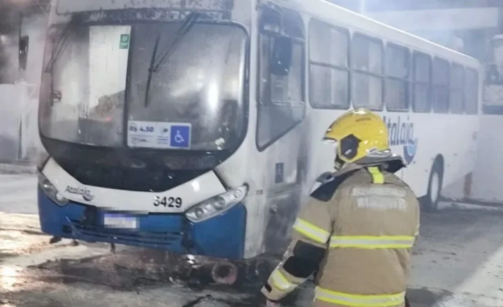 INCÊNDIO ATINGE ÔNIBUS DA ATALAIA EM GARAGEM DE ARACAJU