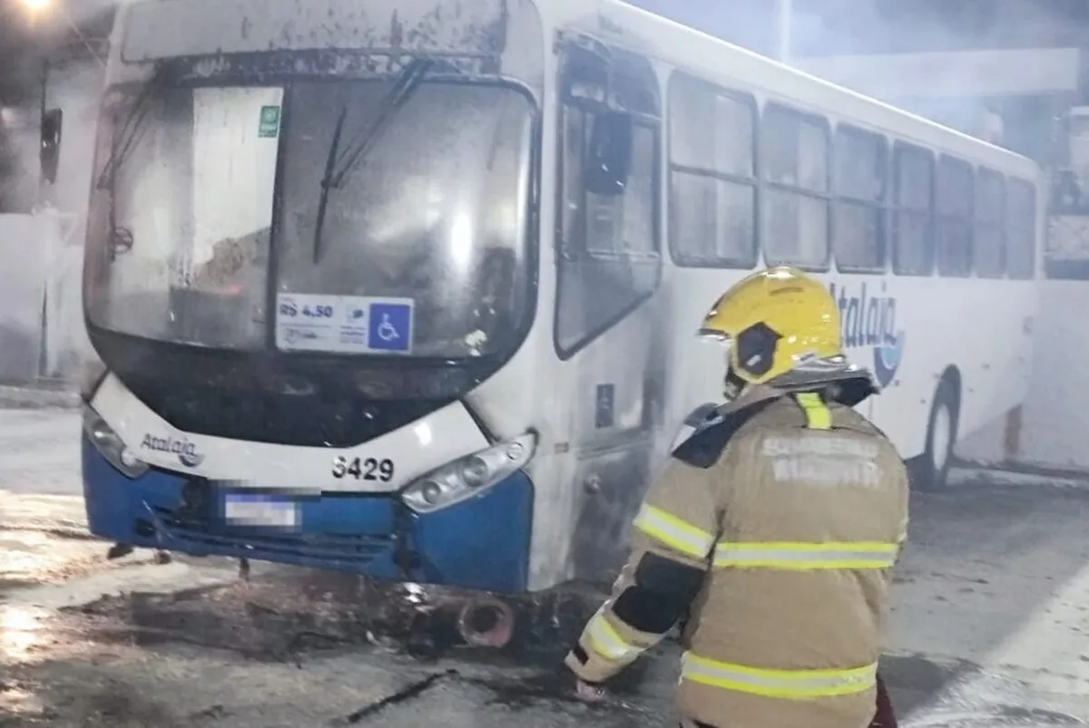 INCÊNDIO ATINGE ÔNIBUS DA ATALAIA EM GARAGEM DE ARACAJU