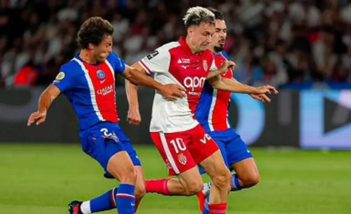Disputa de bola em PSG x Monaco