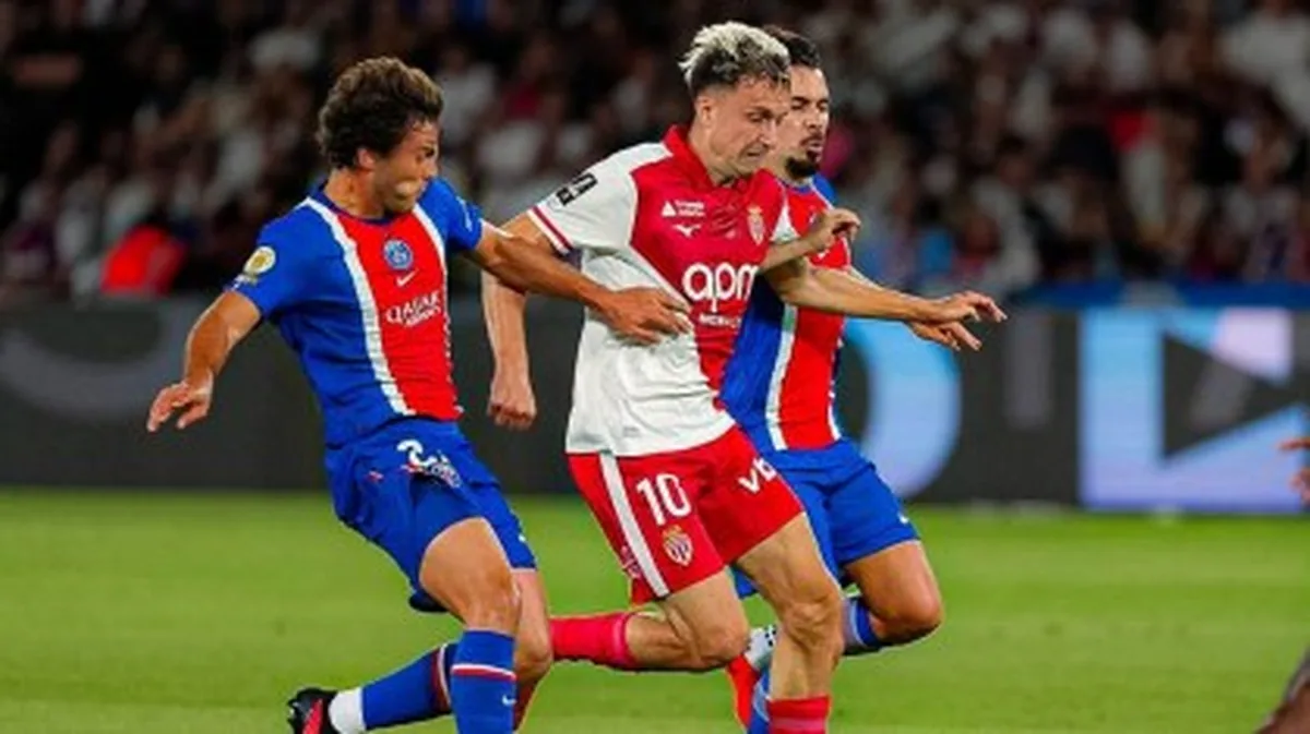 Disputa de bola em PSG x Monaco
