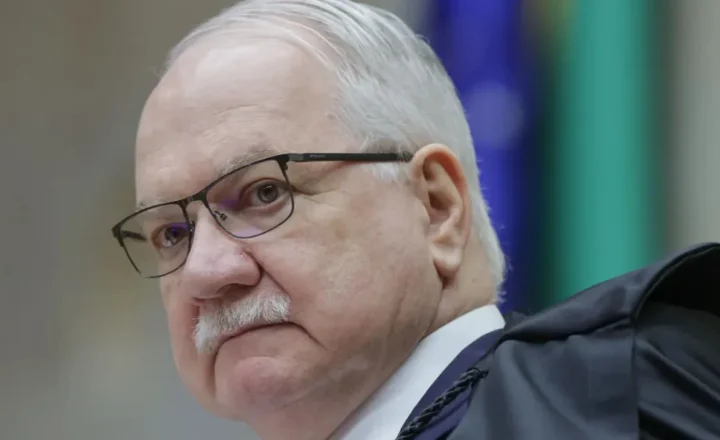 PLANTÃO: Fachin intervém na crise do STF, suspende decisões sobre chefia da PF e tira Moraes do inquérito das fake news