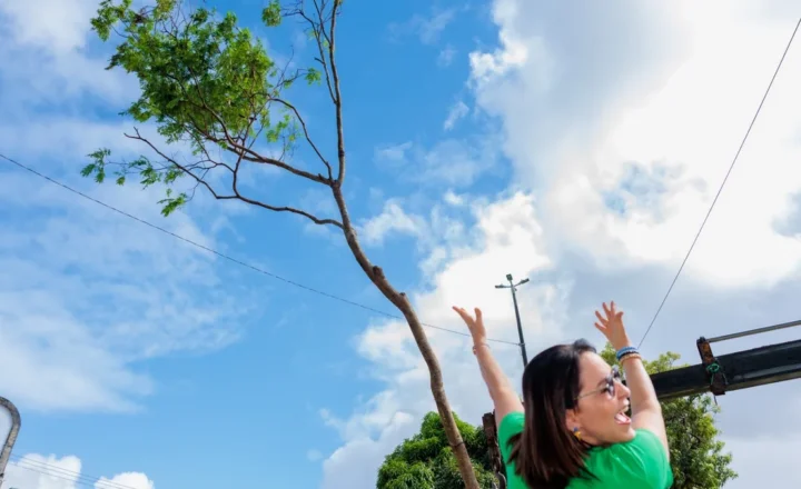 Prefeita Emília participa de plantio que marca retomada da arborização da Av. Hermes Fontes