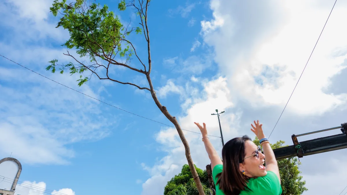 Prefeita Emília participa de plantio que marca retomada da arborização da Av. Hermes Fontes