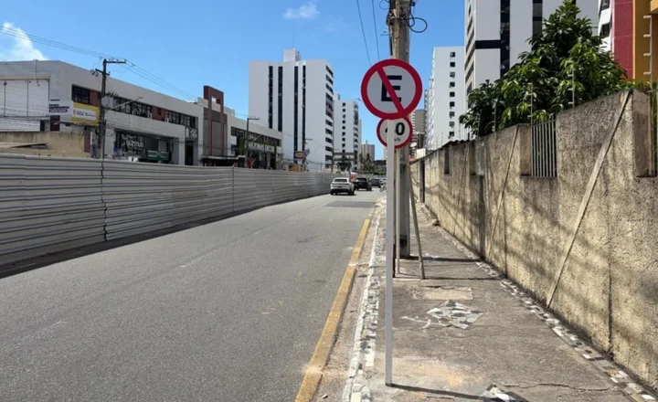 Proibição de estacionamento na Av. Sílvio Teixeira inicia nesta segunda