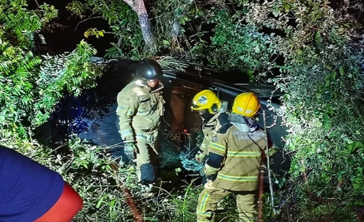 Quatro pessoas ficam feridas após veículo capotar em São Cristóvão