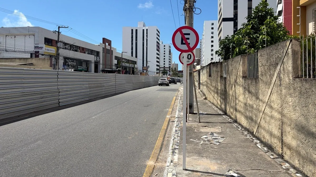 SMTT orienta condutores sobre estacionamento na Av. Sílvio Teixeira