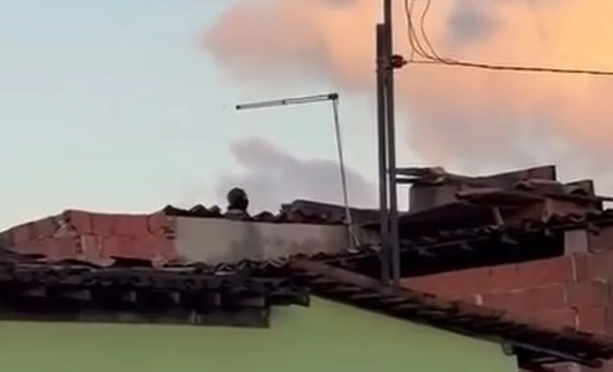 Tensão no Conjunto Jardim: Homem em surto agride irmã, ataca autoridades com telhas e é contido em Socorro