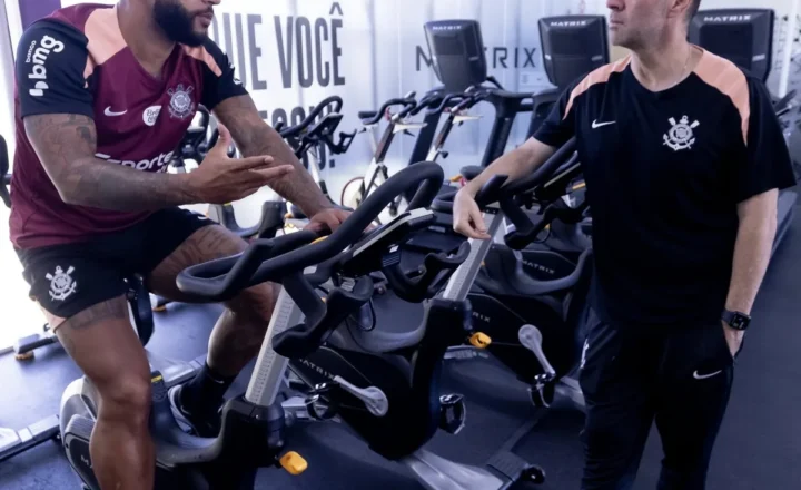 Treino do Corinthians: Memphis volta a ser desfalque, mas Gabriel Paulista e Carrillo vão a campo - ge