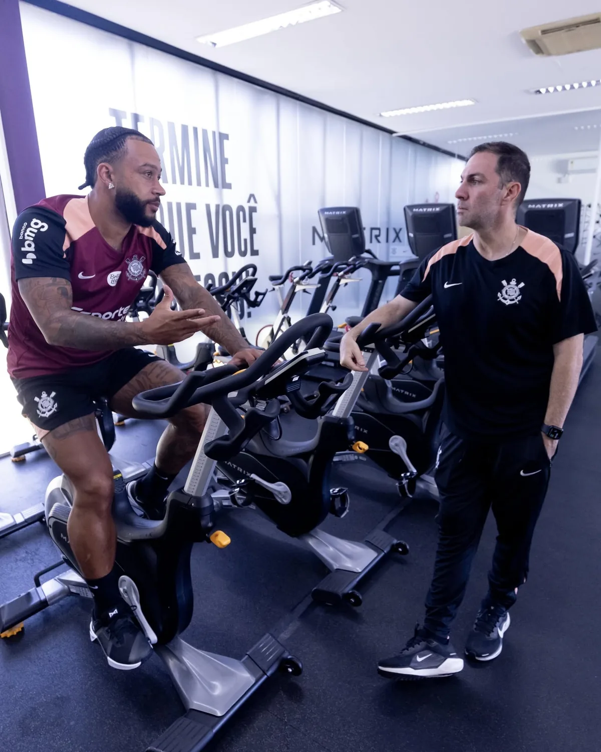 Treino do Corinthians: Memphis volta a ser desfalque, mas Gabriel Paulista e Carrillo vão a campo - ge