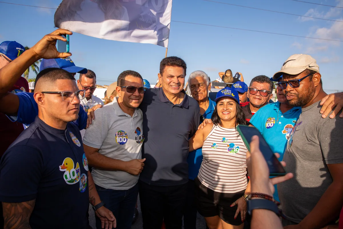 Valmir de Francisquinho arrasta multidão em grande carreata no bairro Santa Maria, em Aracaju