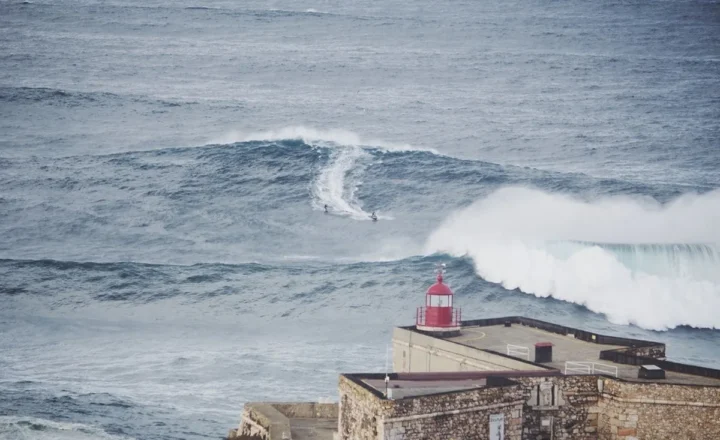 VÍDEO: ondas gigantes de Nazaré, em Portugal, voltam a impressionar nas redes
