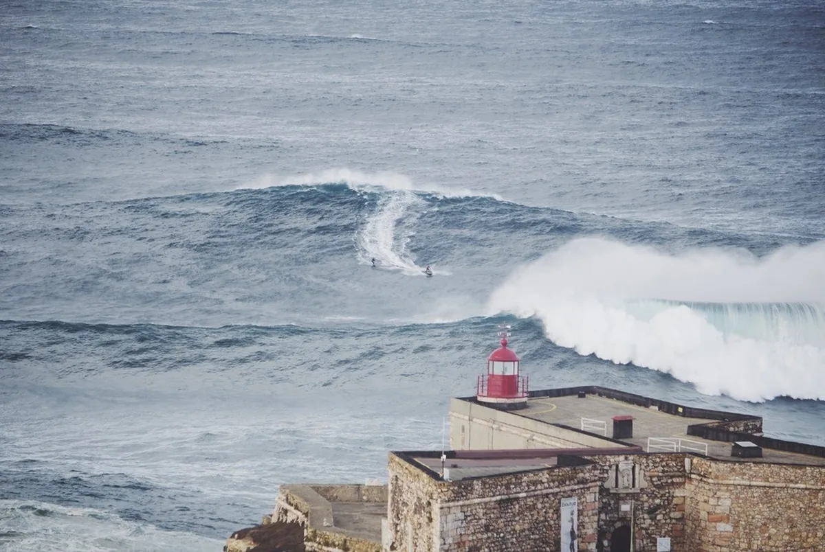 VÍDEO: ondas gigantes de Nazaré, em Portugal, voltam a impressionar nas redes