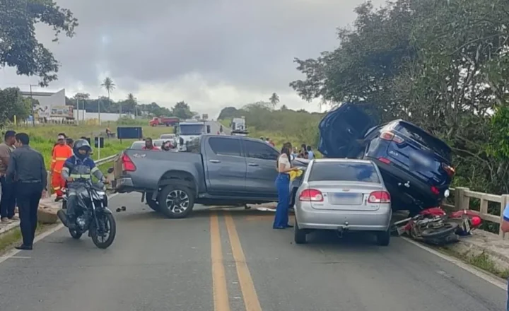 ACIDENTE COM QUATRO VEÍCULOS BLOQUEIA BR-235 EM ITABAIANA