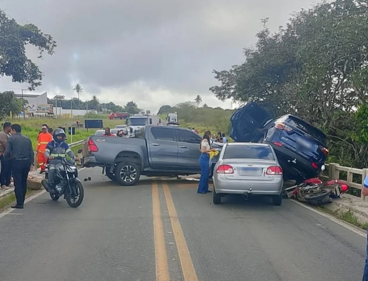 ACIDENTE COM QUATRO VEÍCULOS BLOQUEIA BR-235 EM ITABAIANA