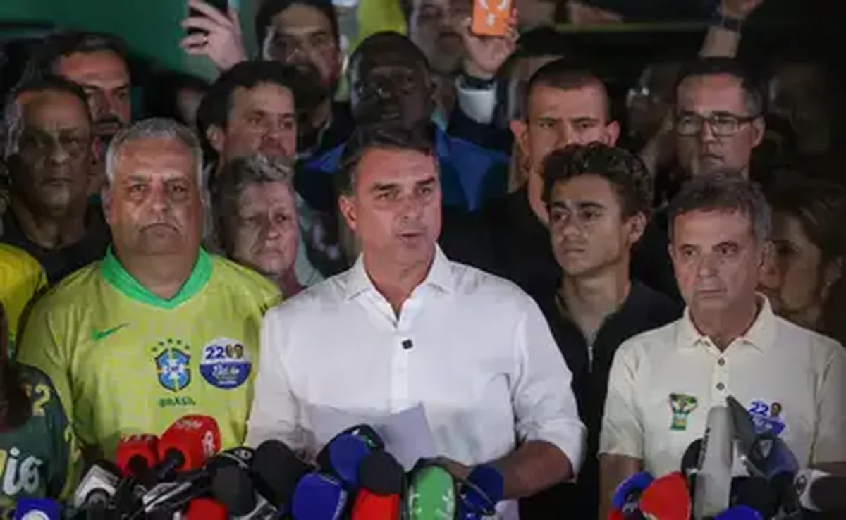 Brasília (DF), 25/10/2026 - O candidato à Presidência da República, senador Flávio Bolsonaro (PL), fala com jornalistas após ser derrotado no segundo turno das eleições pelo candidato Luiz Inácio Lula da Silva (PT). Foto: Joédson Alves/Agência Brasil.
