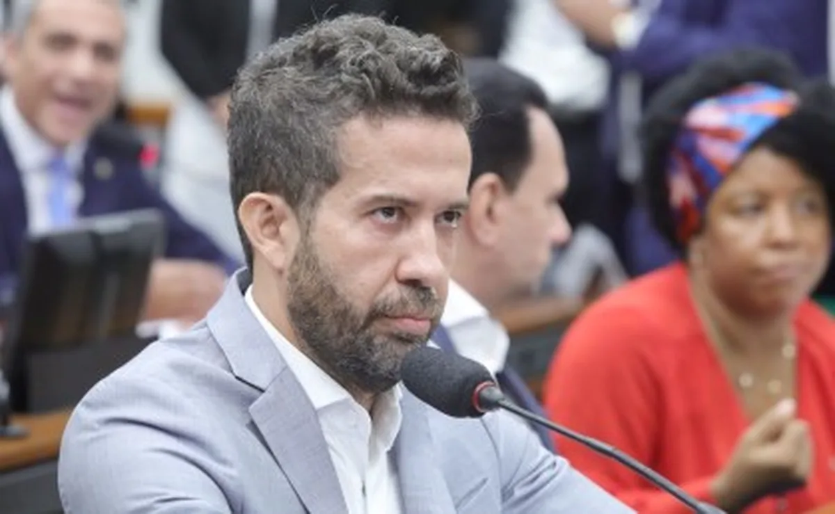 Janones é internado com arritmia cardíaca: entenda o que é a condição - CNN Brasil