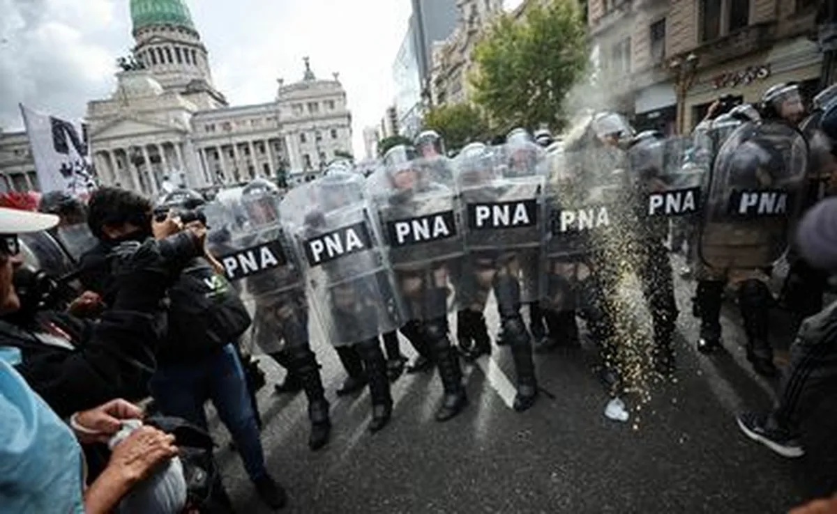 Membros das forças de segurança da Argentina atuam durante protesto no centro de Buenos Aires 12/03/2025 REUTERS/Agustin Marcarian