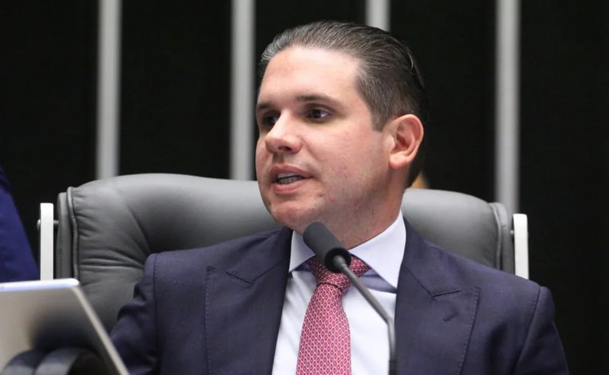 Hugo Motta preside a sessão do plenário